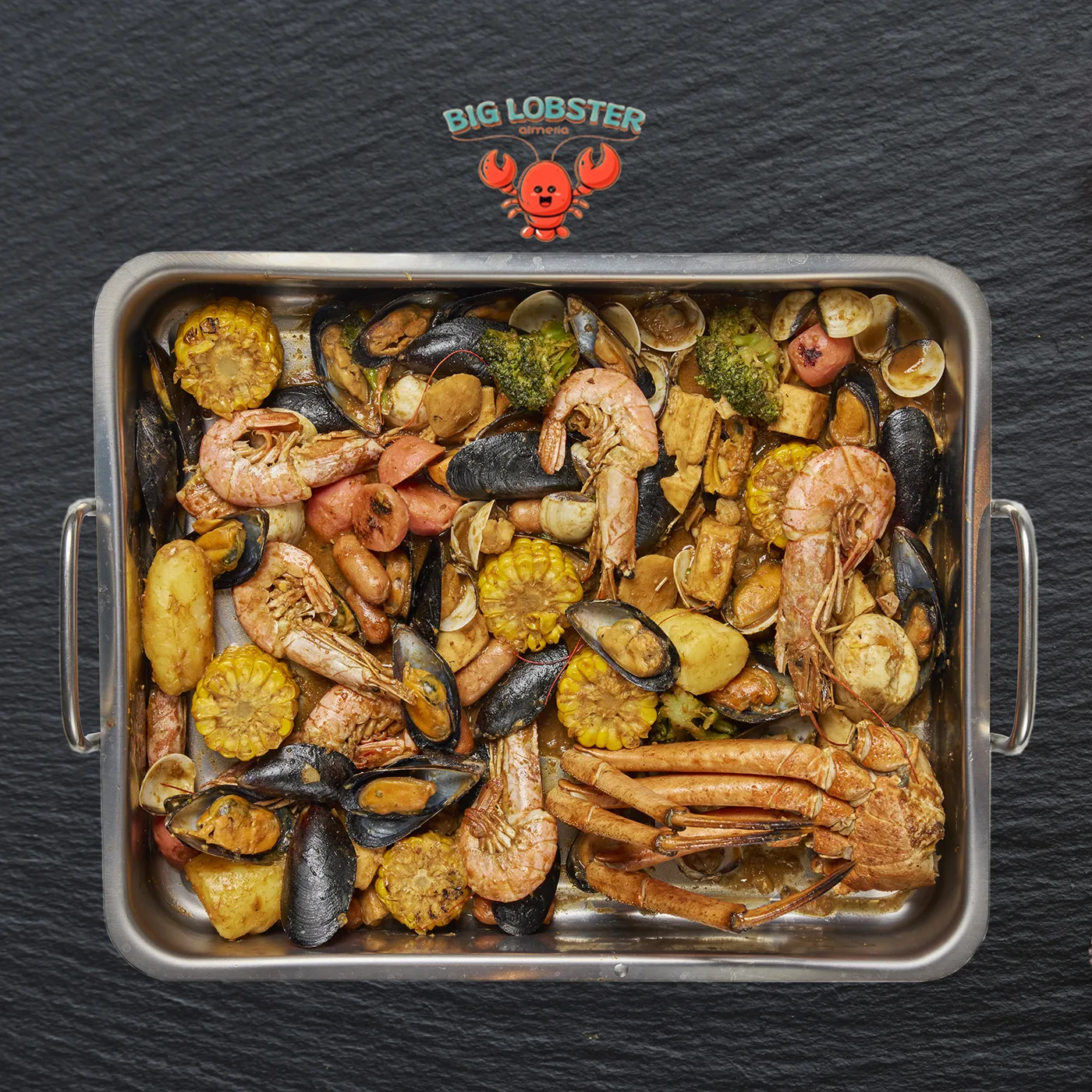 Una bandeja con delicias del mar, mejillones, calamares.